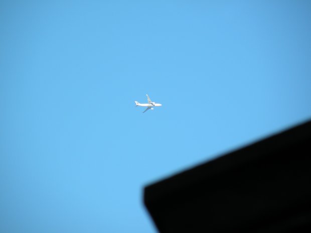  avion de ligne survolant Paris